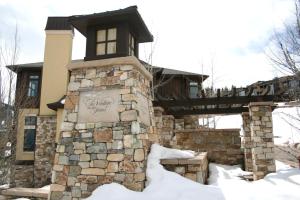 Ski-inSki-out 2-Bedroom Townhome VIN-14 by KBM