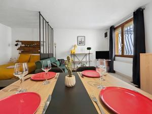 Studio rénové, calme, commerces & RER à 5 min