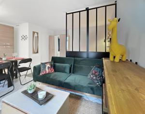 Studio rénové, calme, commerces & RER à 5 min