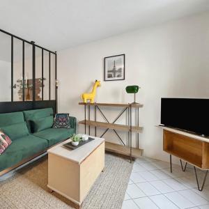 Studio rénové, calme, commerces & RER à 5 min