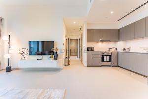 High-Floor Luxury 2BR with Full Burj Khalifa & Fountain Views, Seamless Access to Dubai Mall and Burj Park, Grande, Downtown Dubai by Deluxe Holiday Homes