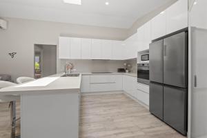 Modern Family Home, Saltwater Pool, Near Robina