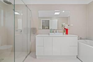 Modern Family Home, Saltwater Pool, Near Robina