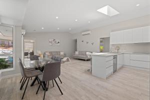 Modern Family Home, Saltwater Pool, Near Robina