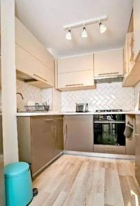 Lovely 2BR in Citys Heart with Parking spot