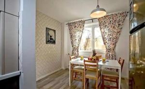 Lovely 2BR in Citys Heart with Parking spot