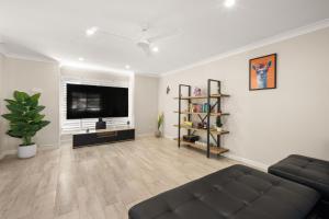 Modern Family Home, Saltwater Pool, Near Robina