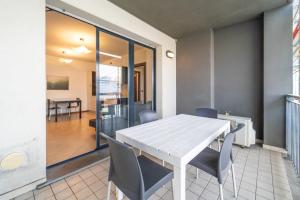 Moderno appartamento con garage, Wi-Fi, aria condizionata e terrazzo