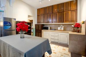 Spacious 6 Bedroom Private Villa 5 Minutes to Crisologo Sleeps 20