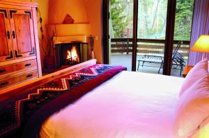 Two-Bedroom Cottage with Creek View room in Junipine Resort