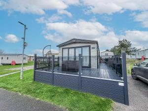 Stunning 8 Berth Caravan With Decking At Kessingland Beach Ref 90017D