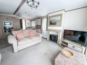 Stunning 8 Berth Caravan With Decking At Kessingland Beach Ref 90017D
