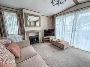 Stunning 8 Berth Caravan With Decking At Kessingland Beach Ref 90017D