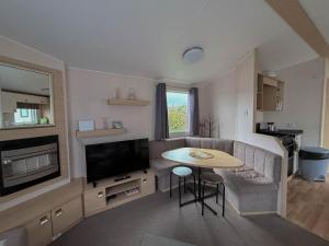 Lovely 6 Berth Caravan With Wifi At Pakefield, Suffolk 68119Bs