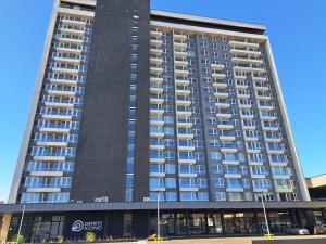 Departamento Nuevo 1D1B con estacionamiento sobre stripcenter y supermercado