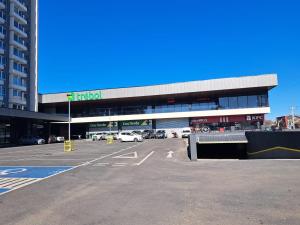 Departamento Nuevo 1D1B con estacionamiento sobre stripcenter y supermercado