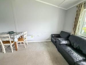 Charming Chalet On A Fantastic Holiday Park In Lowestoft Ref 12077B