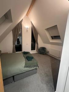 Modern 4BR Getaway House for Families and Groups