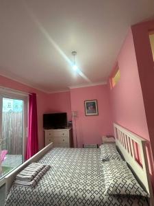 Paignton seafront Apartment with Private Garden ,FREE Private Car Space FREE WIFI ,No kitchen but Fridge Tea coffee Towels YES Double & Single bed YES Reception to help you YES Opposite the Beach Yes