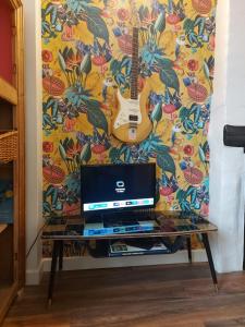 Cosy room in canalside home