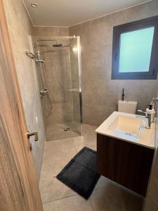 Maroullas Modern & Spacious Family Home near the Beach