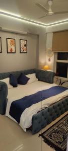 Bulls Eye BNB Room At Logix Blossom Zest