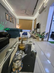 Bulls Eye BNB Room At Logix Blossom Zest