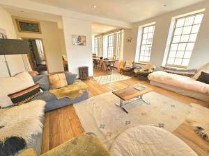Stunning Bohemian 3 Bedroom Queen Square Apartment