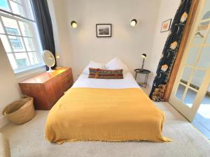 Stunning Bohemian 3 Bedroom Queen Square Apartment