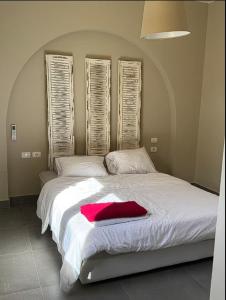 Spacious outdoor area featuring a swimming pool !