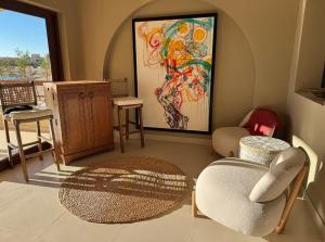 Spacious outdoor area featuring a swimming pool !