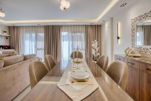 Luxurious 3br Hotel Apt in Sheikh Zayed with Pool and Gym access