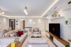 Luxurious 3br Hotel Apt in Sheikh Zayed with Pool and Gym access