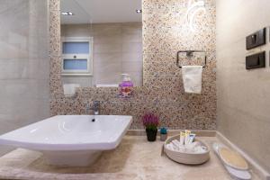 Luxurious 3br Hotel Apt in Sheikh Zayed with Pool and Gym access