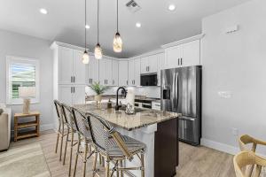 Just Beachy Pool 2 Kings 3 Min to Beach