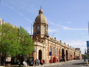 Train Station Spacious Apartments - Free Wifi, Netflix & Paid Parking Opposite