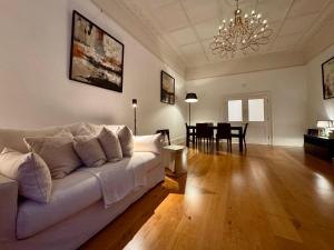 Grand South Ken Sanctuary with Fire Place & SuperKing Beds