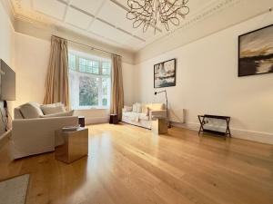 Grand South Ken Sanctuary with Fire Place & SuperKing Beds