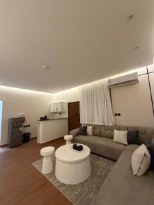 شقة فندقية فاخرة بحي العقيق - دخول ذاتي