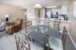 1 BR pontoon Pickleball Pool fun