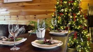 Enchanted Forest Cabin And Teepee! Lights & Laser Show! Private Hot Tub! Unique Stay!