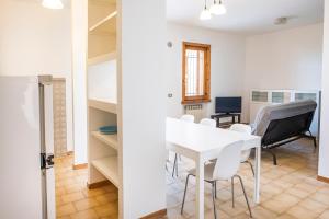 Marcelli, trilocale con portico a 300mt dal mare - M047