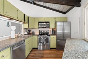 Chic 2 BD 2 BA Near Skiing Fireplace etc