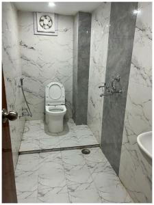 Hotel Assi Ghat Narayana Premium Stay Near Kashi Vishwanath Temple - Lift and Parking Service & Free Wi-fi Facilities # Fully Air Conditioned Rooms - Best Hotel In Varanasi