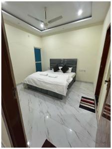 Hotel Assi Ghat Narayana Premium Stay Near Kashi Vishwanath Temple - Lift and Parking Service & Free Wi-fi Facilities # Fully Air Conditioned Rooms - Best Hotel In Varanasi