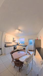 Labbyf Spacious 3-4 Bed House Sleeps 8 near Northampton Train Station, University and City Centre