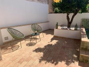 Casa da Sé Renovated Traditional Townhouse with Courtyard