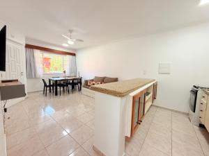 Flat estudio 110 Amarilis Riviera de São Lourenço, 03 piscina climatizada, serviço de hotelaria, limpesa e troca de toalhas diária, carregador veiculo elétrico e servico de praia finais de semana WiFi 500