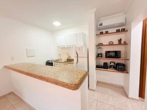Flat estudio 110 Amarilis Riviera de São Lourenço, 03 piscina climatizada, serviço de hotelaria, limpesa e troca de toalhas diária, carregador veiculo elétrico e servico de praia finais de semana WiFi 500