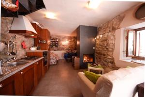 Cottage Stone House in Majella Park SantʼEufemia a Maiella Italy